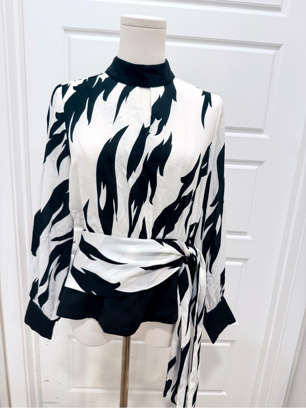 Gracia Black & White Tie-Waist Long Sleeve Peplum Top - Picture 3 of 7